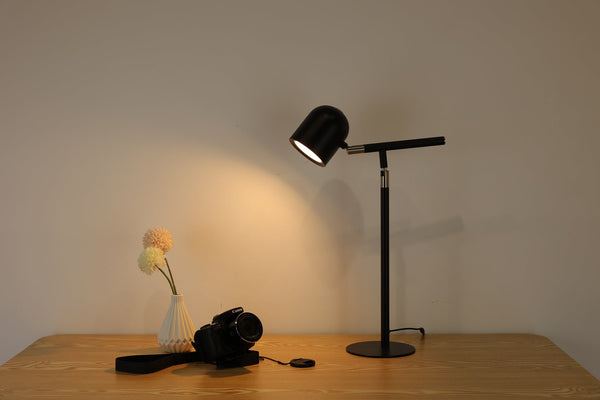 Klassisk & Minimalistisk Skrivbordslampa – Med Bas & Justerbar Arm – Svart