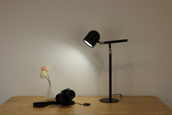 Klassisk & Minimalistisk Skrivbordslampa – Med Bas & Justerbar Arm – Svart