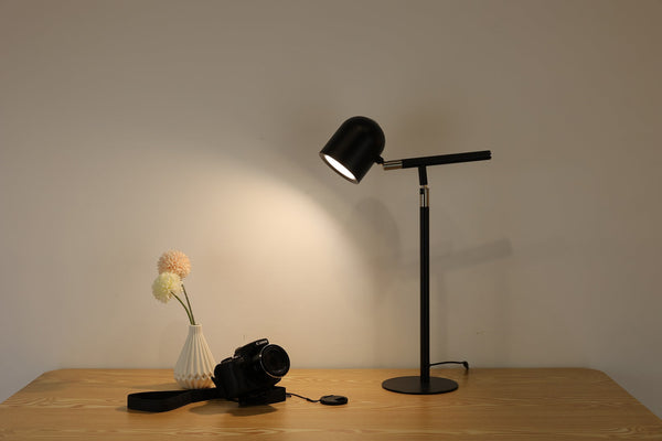 Klassisk & Minimalistisk Skrivbordslampa – Med Bas & Justerbar Arm – Svart