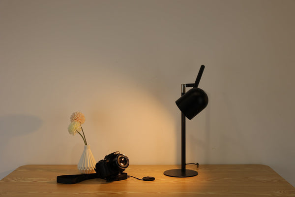 Klassisk & Minimalistisk Skrivbordslampa – Med Bas & Justerbar Arm – Svart
