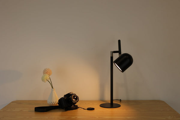 Klassisk & Minimalistisk Skrivbordslampa – Med Bas & Justerbar Arm – Svart